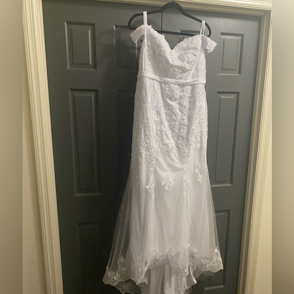 Beautiful size 16 wedding dress.